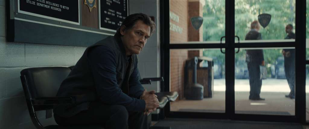 Weapons Review Zach Cregger Horror Josh Brolin Julia Gardner (1)