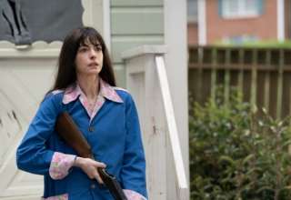 The End of Oak Street Review Anne Hathaway (1)
